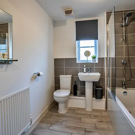 One-bedroom Ground Floor In With Parking Apartment *