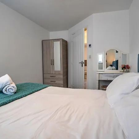 One-bedroom Ground Floor In With Parking Apartment *